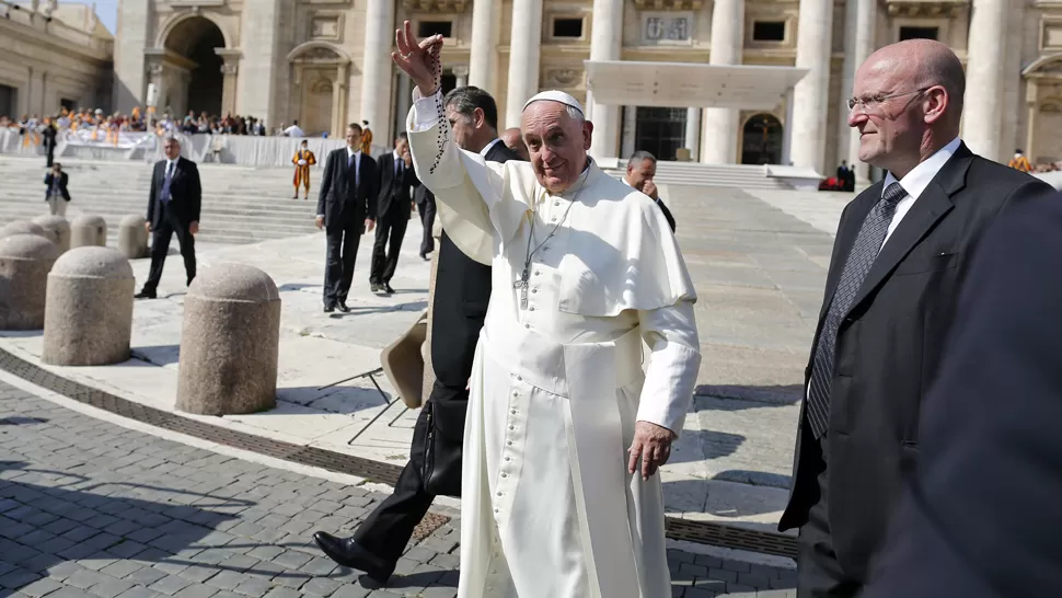 EN PÚBLICO. El Papa saluda, al final de su habitual audiencia de los miércoles. REUTERS