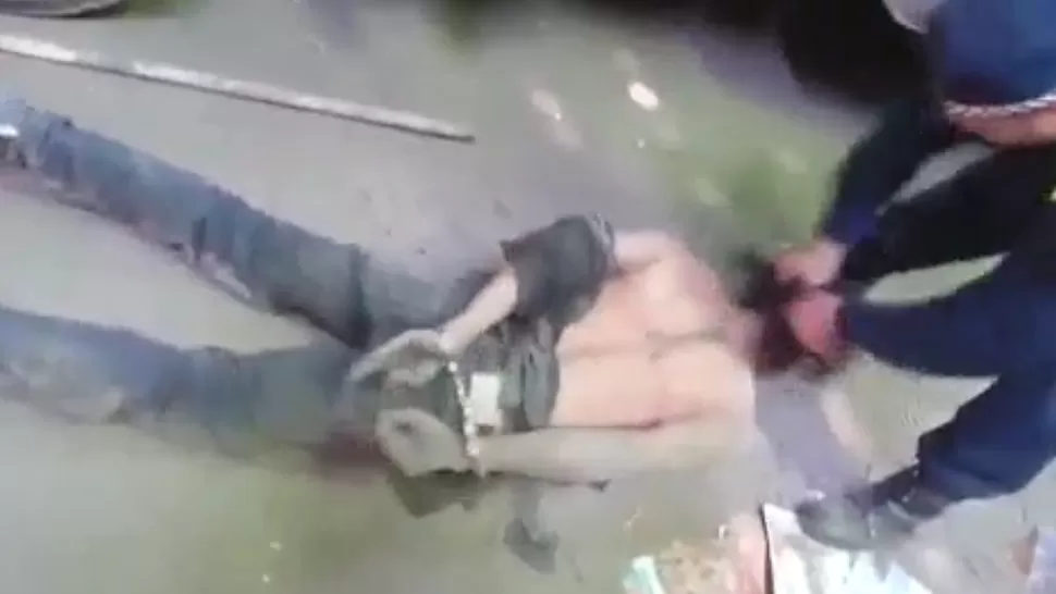 DE LOS PELOS. El policía le pide al detenido que imite el sonido de distintos animales mientras lo tortura. CAPTURA DE VIDEO
