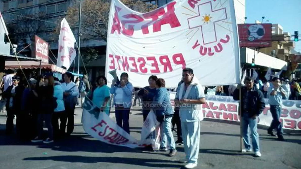 PROTESTA. Los estatales de Jujuy reclaman que el gobierno provincial no les responde. FOTO DE JUJUYALMOMENTO.COM