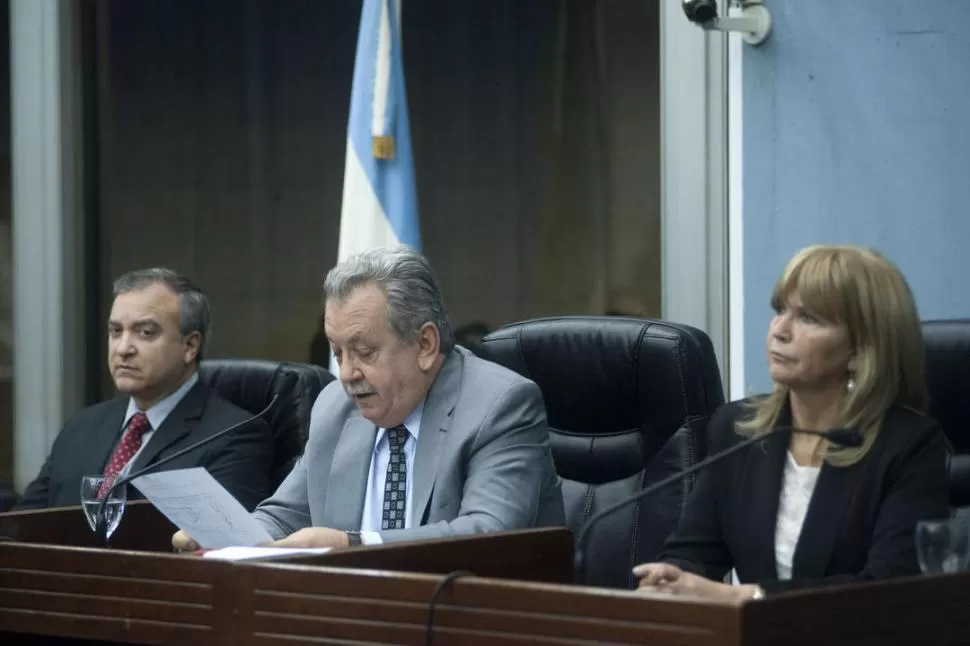 LA VERDAD JUDICIAL. Gabriel Casas lee la resolución en presencia de sus pares Alicia Noli y Juan Carlos Reynaga. la gaceta / foto de diego aráoz