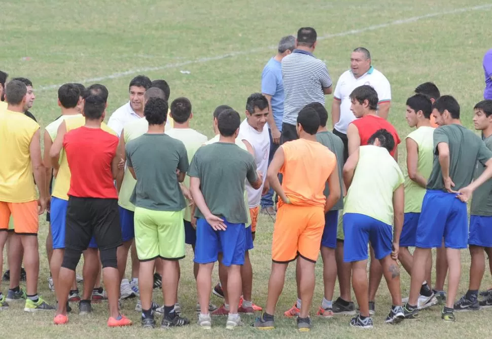 PRESENTACIÓN. Luego de haber charlado unos minutos con el plantel de San Jorge, Marcos Gutiérrez y los integrantes del cuerpo técnico saludaron a cada uno de los futbolistas del “expreso verde”. 