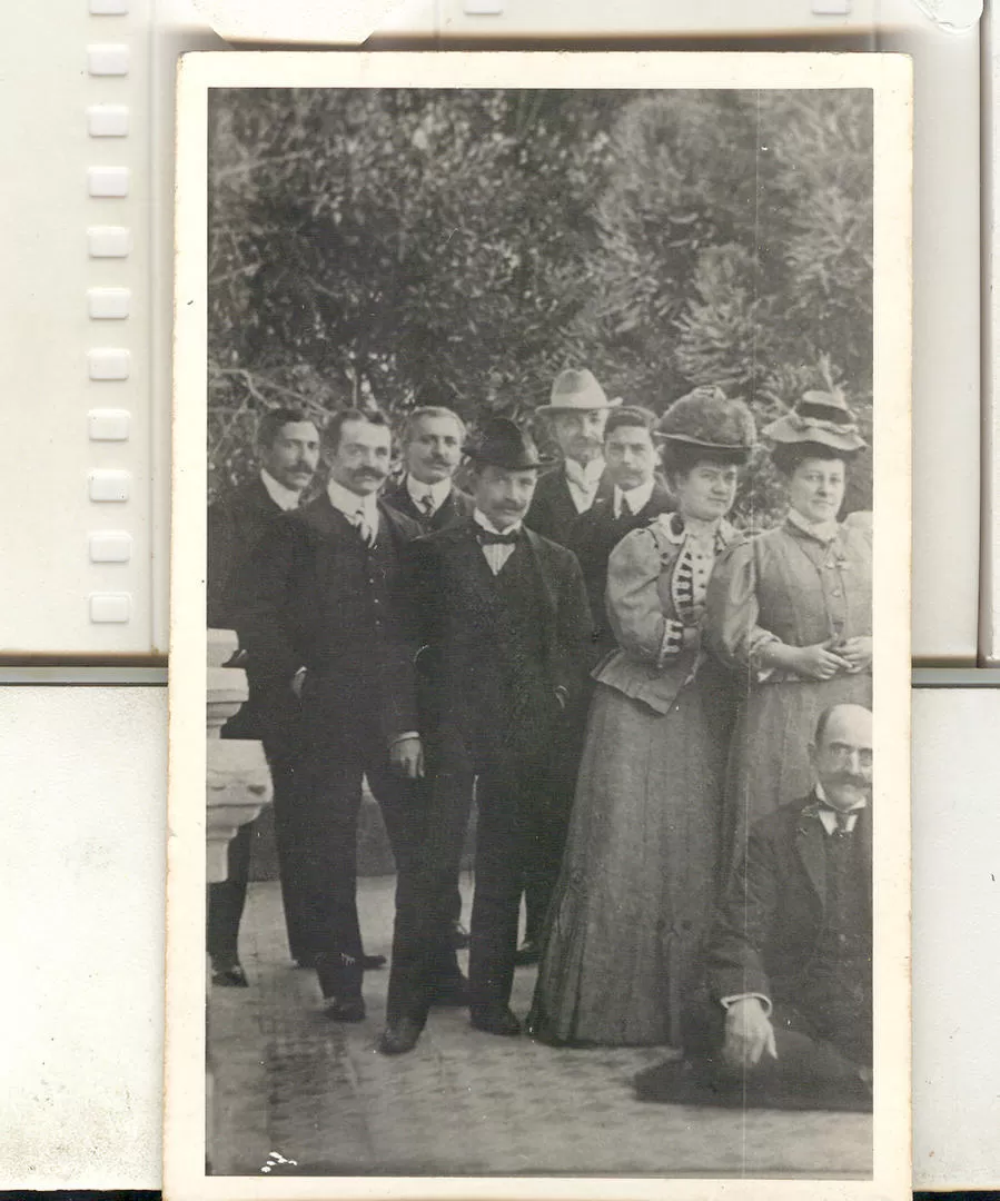 JUAN B. TERÁN. El fundador de UNT en una foto de 1910. Es el segundo desde la izquierda, flanqueado por Julio López Mañán y Luis F. Nougués  la gaceta / archivo