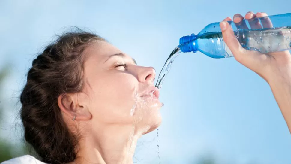 RECOMENDABLE. Tomar agua ayuda a bajar de peso. FOTO TOMADA DE THEHAIRPIN.COM