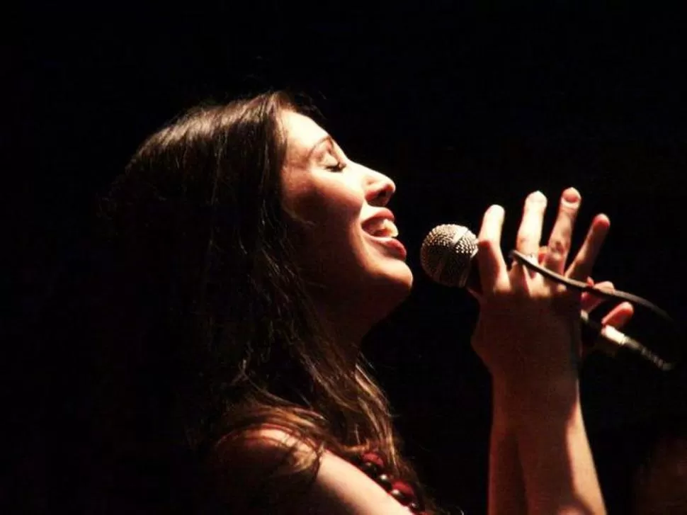 UNA VOZ QUE UNE CULTURAS. María Paula Godoy cantará en su provincia. mariapaulagodoy.com.ar