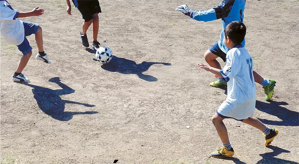 En El Sifón, la pelota une a la juventud