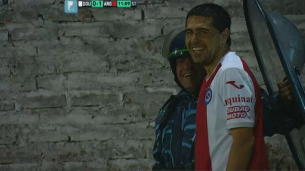 Hinchas de Douglas Haig lanzaron hielo a Riquelme