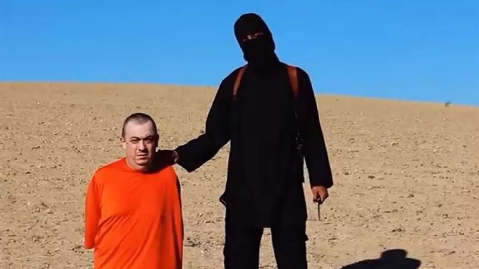 TERROR. Alan Henning aparece arrodillado al lado de su verdugo, previo a la decapitación. FOTO TOMADA DE EUROPAPRESS.ES