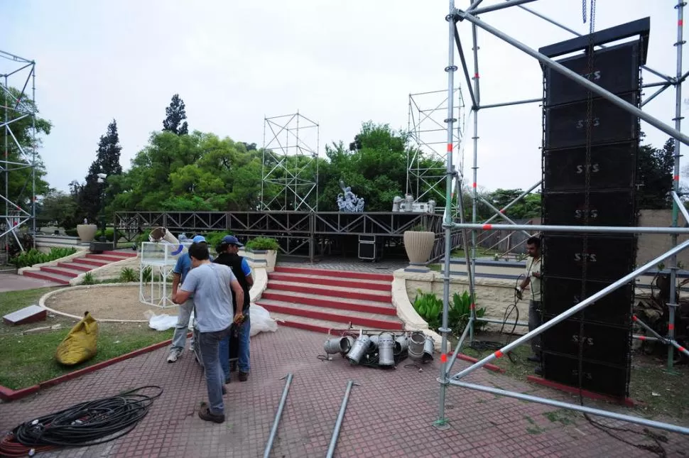 TOMANDO FORMA. El escenario, montado frente a Espacios Verdes, estará listo para recibir a los artistas como broche final.  