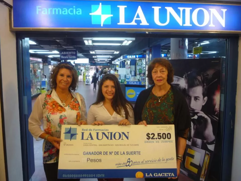 FELICES. Solana -al medio- y su abuela Nilda retiran su premio de La Unión. la gaceta & foto de ra[ul de la colina
