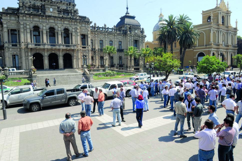 MOVILIZACIÓN. Los productores tucumanos realizaron días atrás una protesta en la plaza Independencia. credito