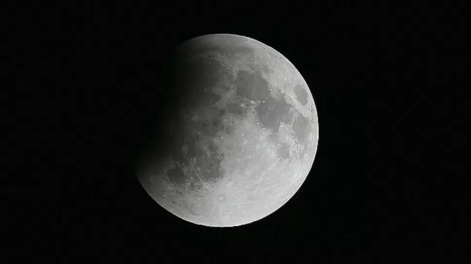 Un extraño eclipse lunar ocurrirá mañana