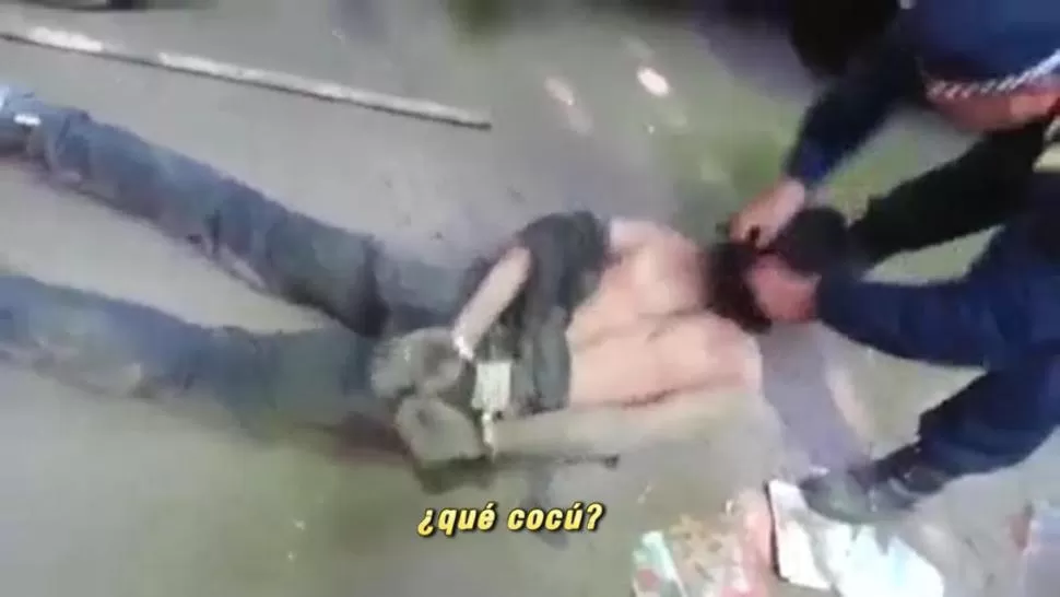 TORTURAS. Uno de los policías maltrató y golpeó al aprehendido por un robo, mientras otro efectivo lo filmaba. captura de video