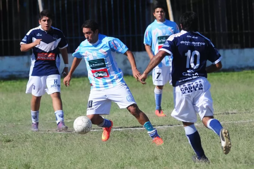 CONDUCTOR. Claudio González, de los “leones”, se lleva la pelota.  