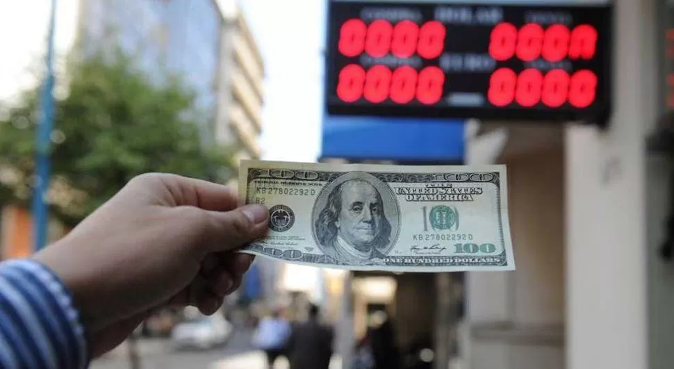 BILLETES. Muchos siguen con atención lo que pasa con el dólar. FOTO LA GACETA/JUAN PABLO SANCHEZ NOLI