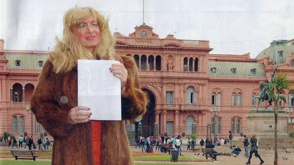FRENTE A LA CASA ROSADA. Zulma Lobato exhibió la copia de la carta que le envió a la Presidenta. FOTO TOMADA DE LOSANDES.COM.AR