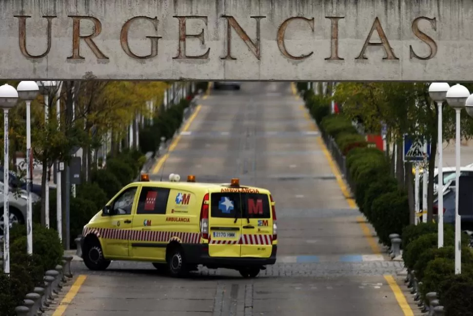 EN EMERGENCIA. Una ambulancia entra al Hospital Carlos III de Alcorcón, en Madrid, donde está internada la enfermera que se contagió de ébola. reuters