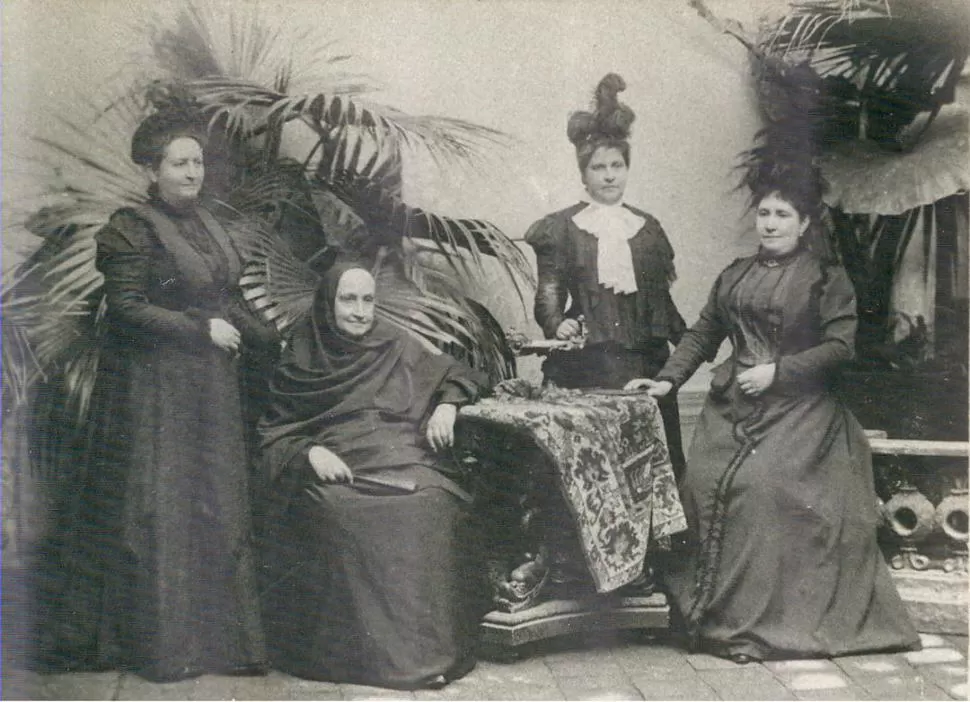 CELEDONIO GUTIÉRREZ. Su hija, Zoila Gutiérrez de Colombres, posa sentada con mantón negro, en los últimos años, junto a sus tres hijas mujeres  LA GACETA / ARCHIVO