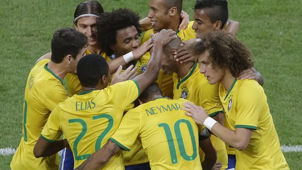 FESTEJO. Los jugadores brasileños saludan a Tardelli, autor de los dos tantos. REUTERS.