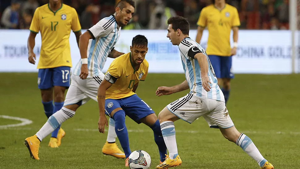 FOTO HISTÓRICA. El tucumano Pereyra, con la camiseta argentina, en la misma foto con Messi y Neymar. REUTERS