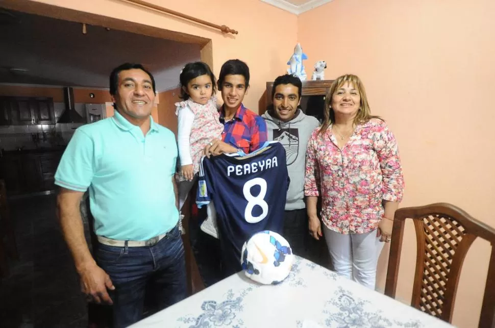 CON HINCHADA PROPIA. En el Barrio Soeme, hoy se levantará una tribuna imaginaría donde la familia de Pereyra palpitará el debut del idolo en la Selección. 