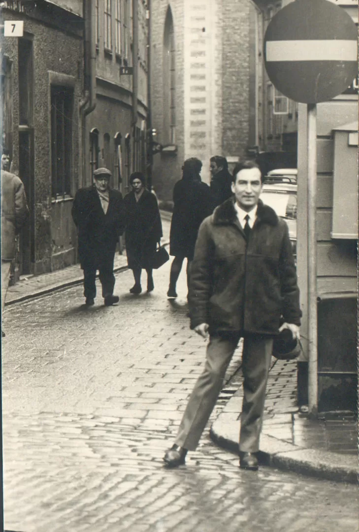 EN EUROPA, DURANTE EL AÑO DE LAS REVUELTAS. Tomás Eloy en Conpenhague, en 1968. LA GACETA / ARCHIVO