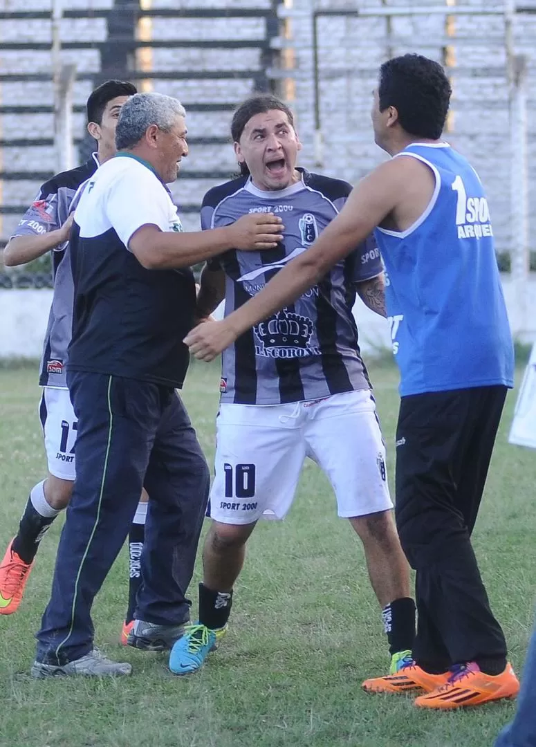 CON LA BOCA LLENA DE GOL. Ariel Aragón (10) marcó el tanto que le dio la victoria a Concepción FC sobre el “villero”. 