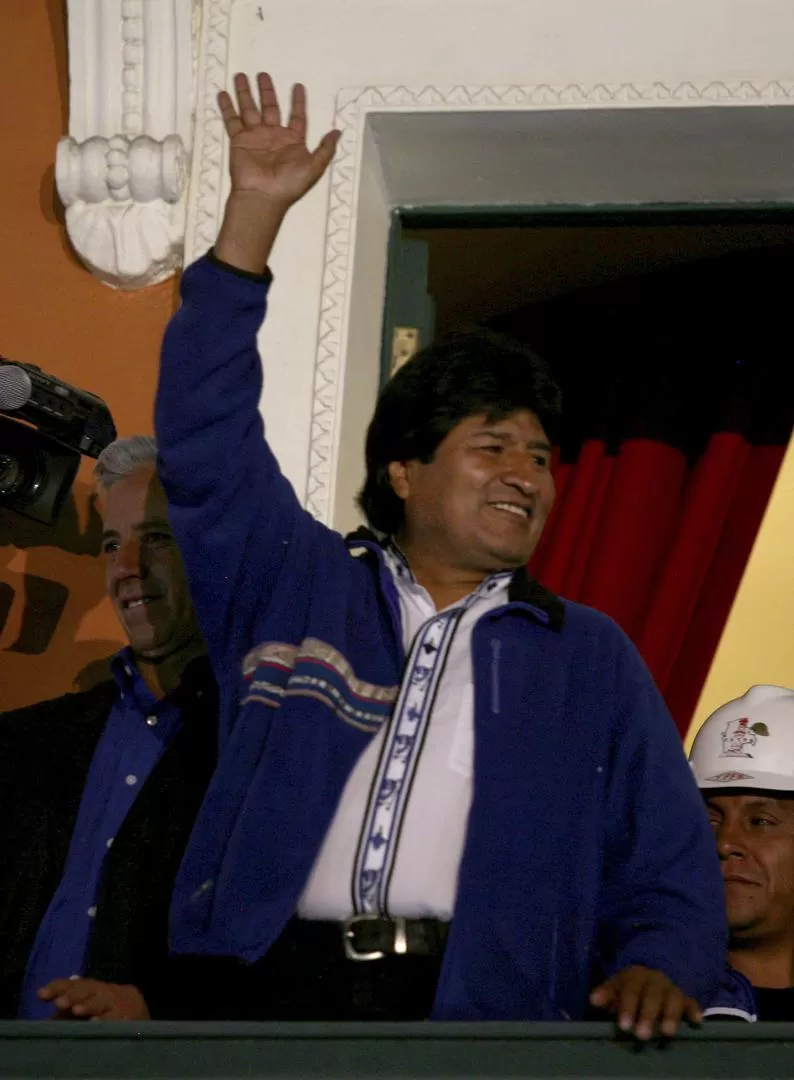 HORA DEL DISCURSO. Morales, junto al vice García Linera, saludan a los seguidores del MAS durante el festejo. reuters