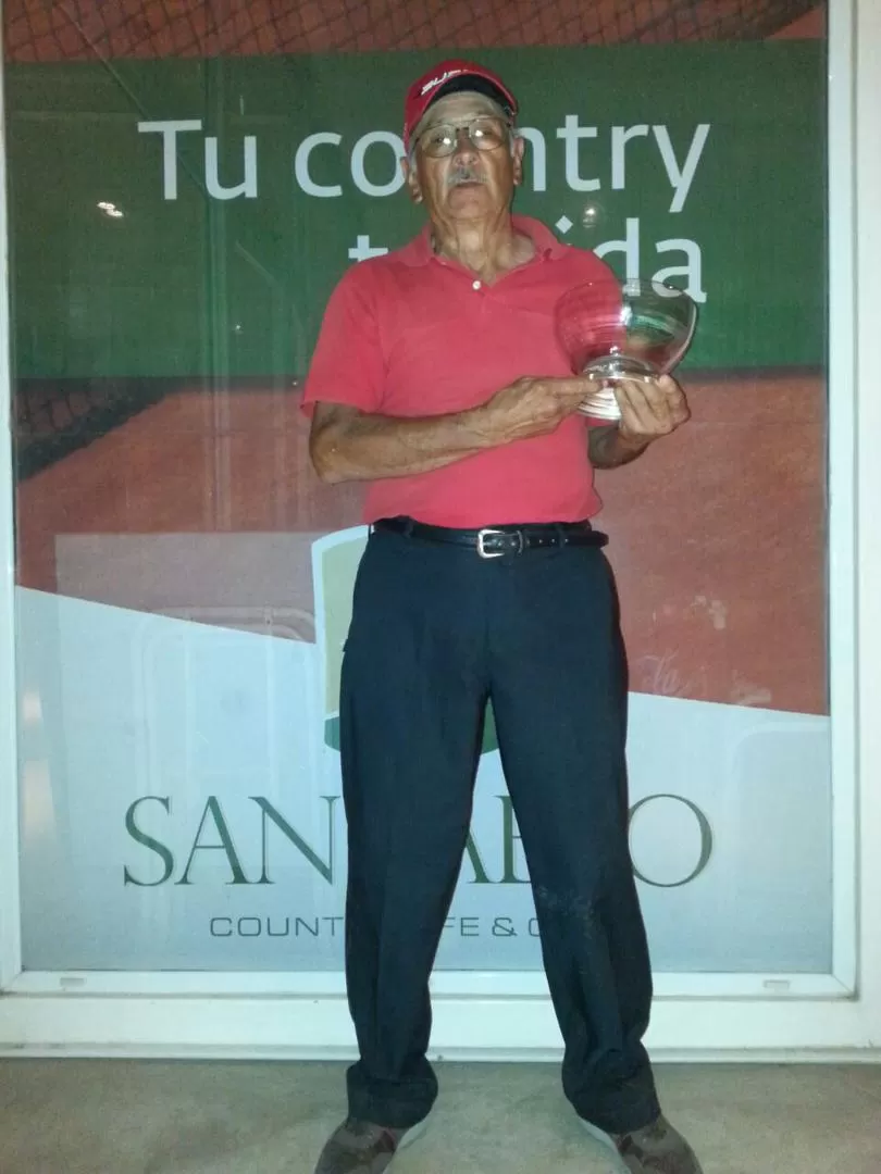 VIGENTE. Mario Paz, que mañana cumple 74 años, posa junto con su copa. 
