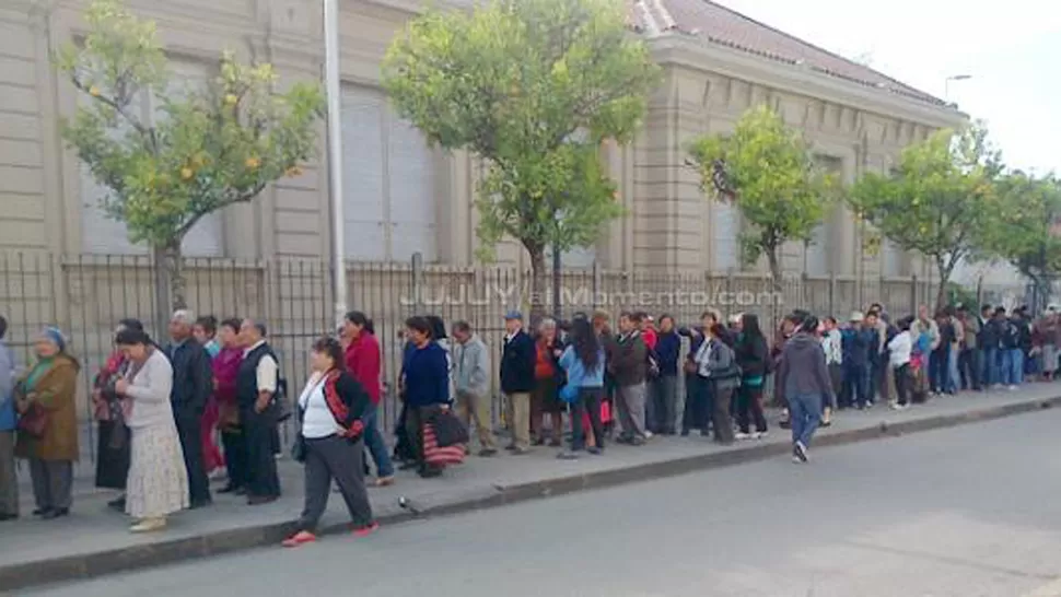 AFLUENCIA. Miles de bolivianos residentes en Argentina votaron en la Escuela Normal de Jujuy. FOTO DE JUJUYALMOMENTO.COM.AR
