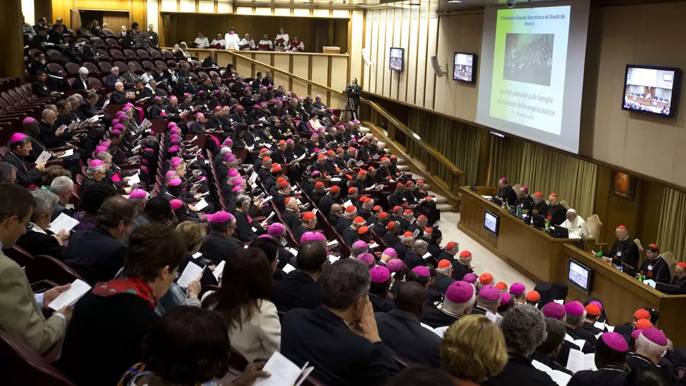 REUNIÓN. El Papa Francisco preside el Sínodo de obispos. REUTERS