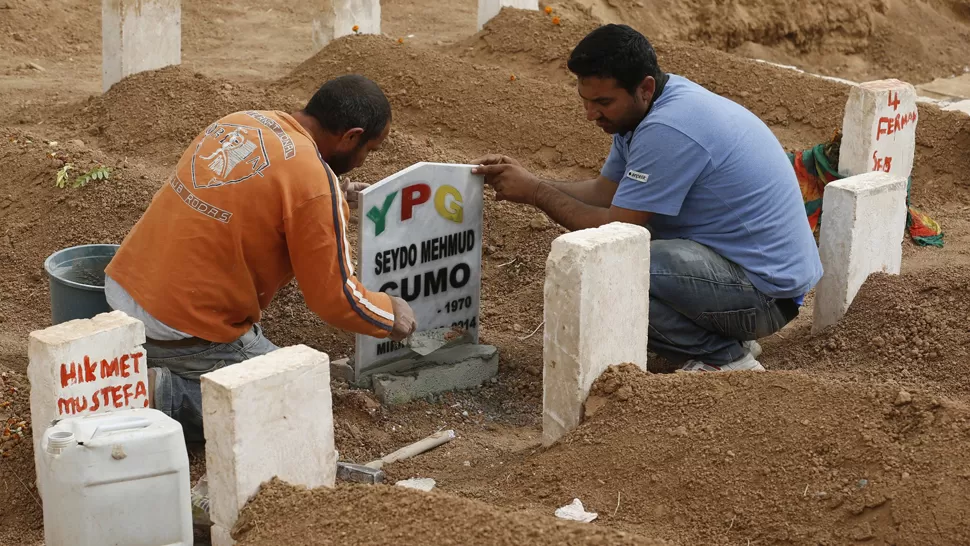 DOLOR. El cementerio cercano a Kobane no deja de recibir cuerpos. REUTERS