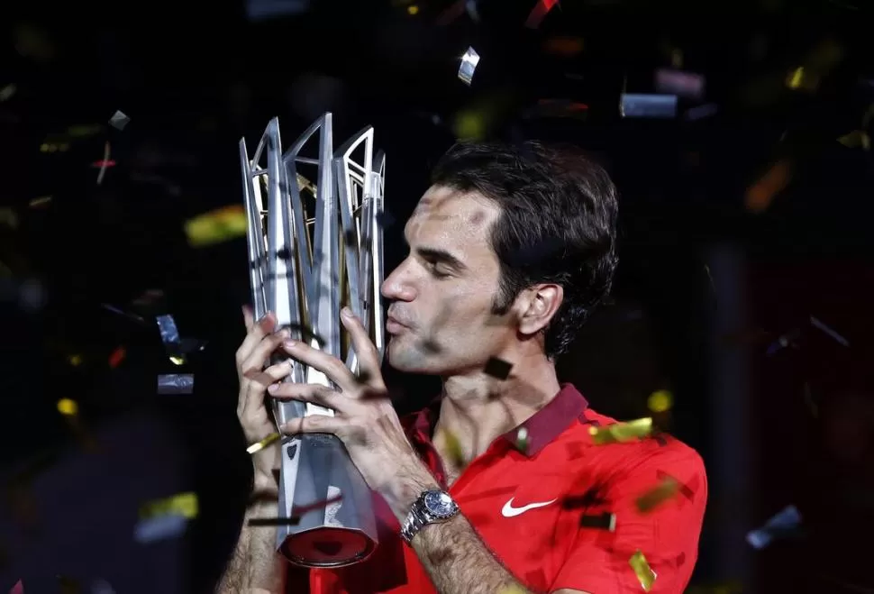 MERECIDO. Roger besa el trofeo que ganó en buena ley. 