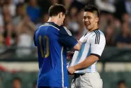 Un fanático le robó un autógrafo a Messi en medio del partido