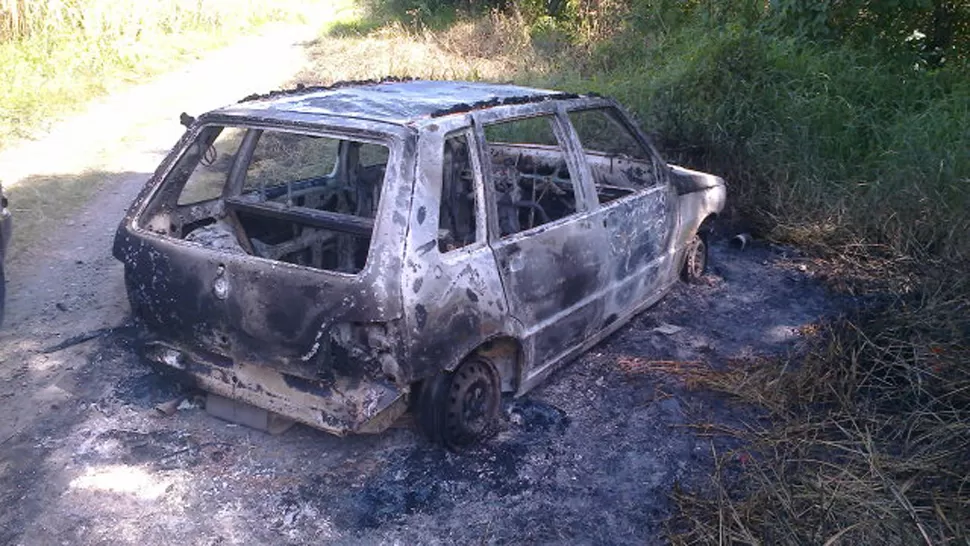 Una quema de pastizales ocultaba un auto incendiado