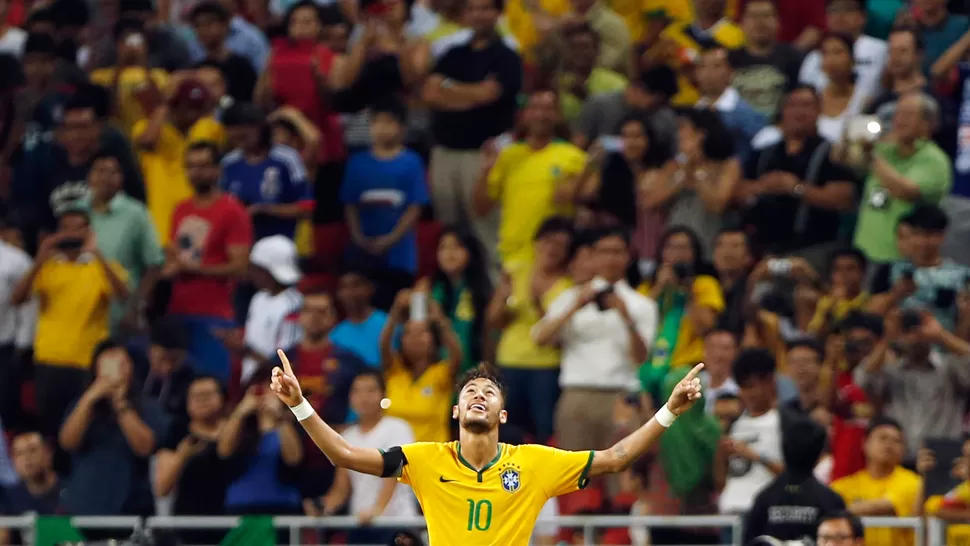 POKER. El ahora capitán brasileño paga con goles la confianza entregada por Dunga. REUTERS