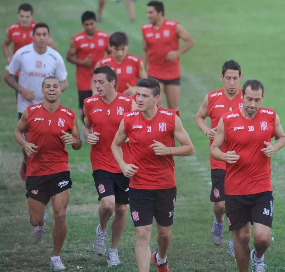 DESEO. Edgardo Díaz pretende ganarse un lugar en el equipo titular “santo”. 