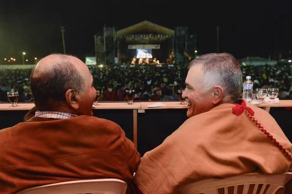 CON PONCHO, EN TRANCAS. Juan Manzur (izquierda) sonríe junto a Osvaldo Jaldo, en la Fiesta del Caballo.  