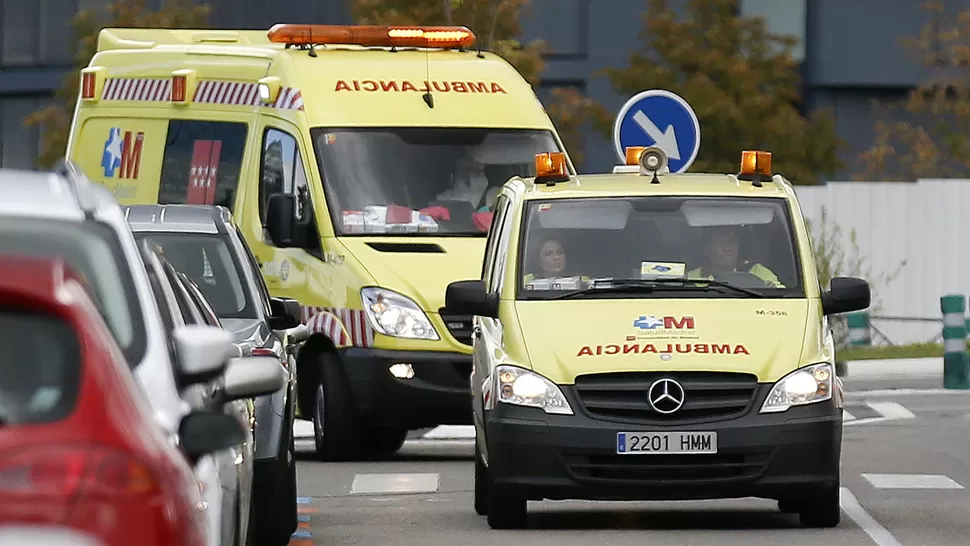 MOVILIZACIÓN. El enfermo fue llevado en ambulancia hasta el hospital Carlos III, de Madrid. REUTERS