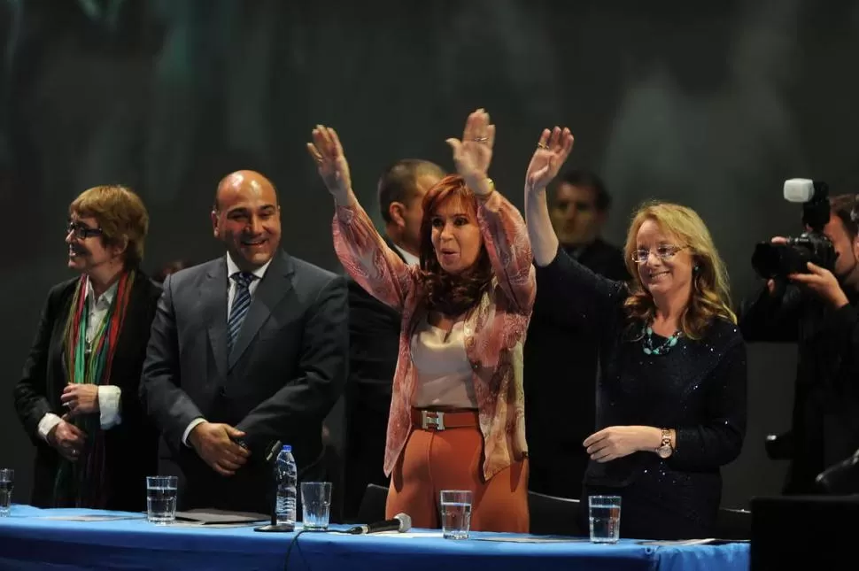 EN TECNÓPOLIS. Cristina, flanqueada por los ministros Juan Manzur y Alicia Kirchner, fustigó a los “que asustan con el fantasma de la desocupación”.  télam