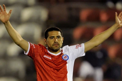 Riquelme picó un penal ante Estudiantes de Caseros