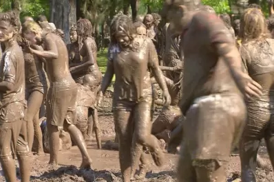 Estudiantes que festejaban el fin de curso destruyeron una plaza