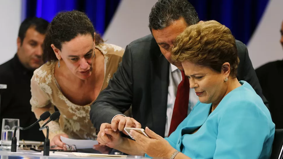 EN CARRERA. Rousseff y Neves protagonizan una reñida carrera para el balotaje. REUTERS