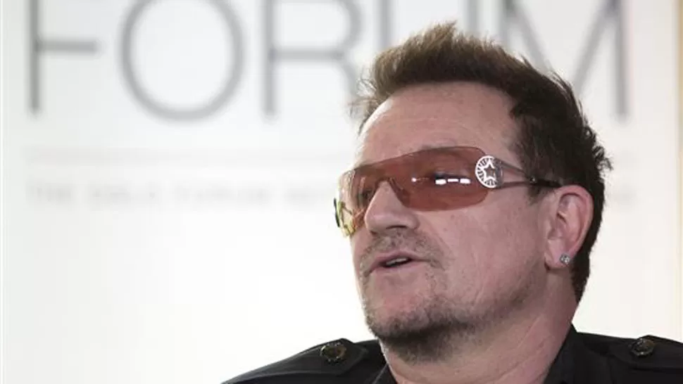 IMAGEN. Bono y sus emblemáticos anteojos oscuros. FOTO TOMADA DE ELDIA.COM.AR