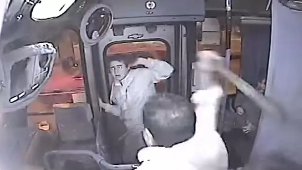 GOLPES. El ladrón fue atacado por el chofer. CAPTURA DE VIDEO