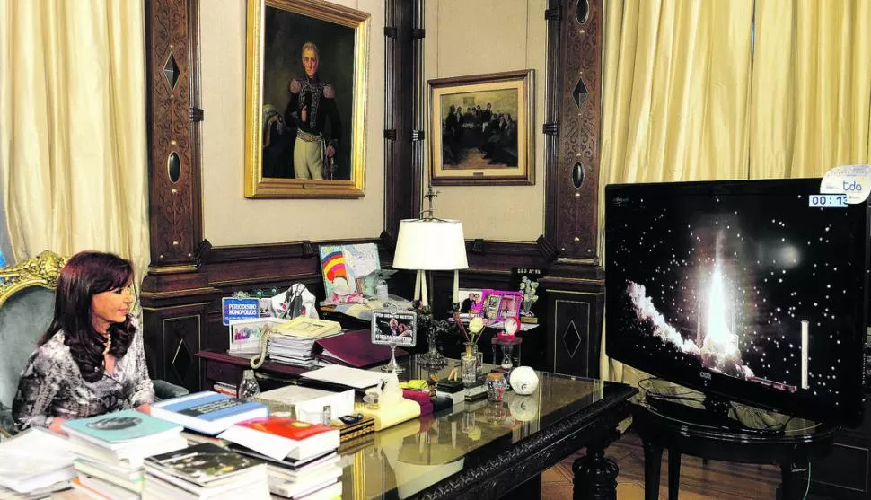EL DESPEGUE. La Presidenta siguió por televisión, desde su despacho en la Casa Rosada, el lanzamiento que se efectuó en la Guayana Francesa. dyn