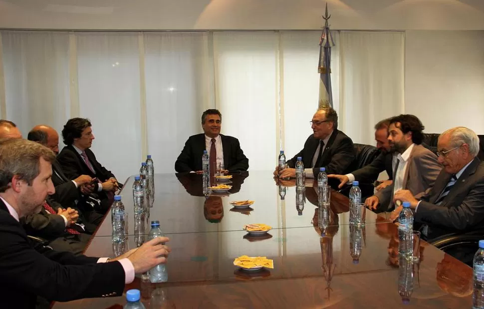 ENCUENTRO. El presidente del Central, Alejandro Vanoli (al fondo), reafirmó los lineamientos de su gestión ante directivos de entidades bancarias. télam