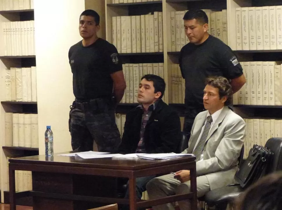 DETENIDO. Abregú (de saco negro) está preso desde el 21 de noviembre de 2010, cuando ocurrió el crimen. la gaceta / FOTO DE OSVALDO RIPOLL