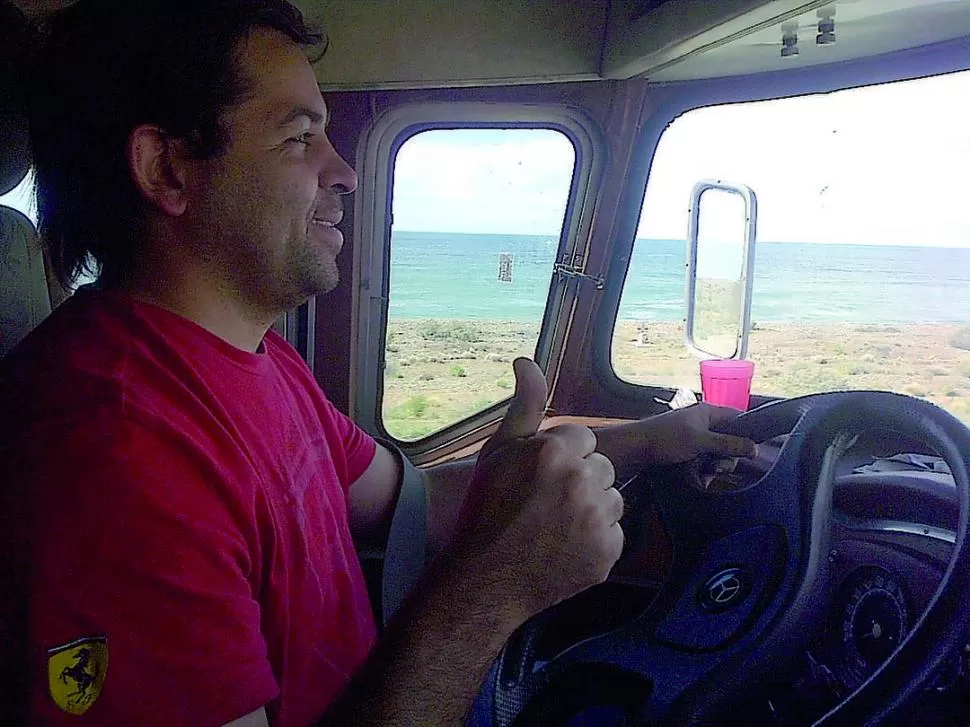 EN LA RUTA. Samir y su navegante, Ruiz Elías, en una selfie. Y abajo, parte del camino recorrido. GENTILEZA MOHAMED COMPETICIÓN