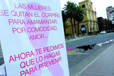La plaza Independencia quedó abrazada por corpiños y adornada con fotos y globos rosas, como parte del October Test