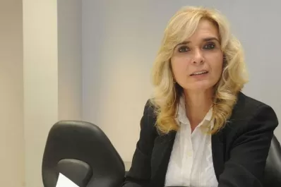 Instan a una opositora a “cumplir con la ley”